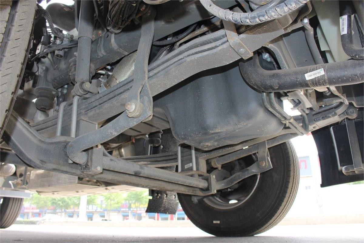 Half-Seat Row HOWO T7H Heavy Truck High Roof Deflector Side Wind Panel 440 HP 4X2 LNG Tractor