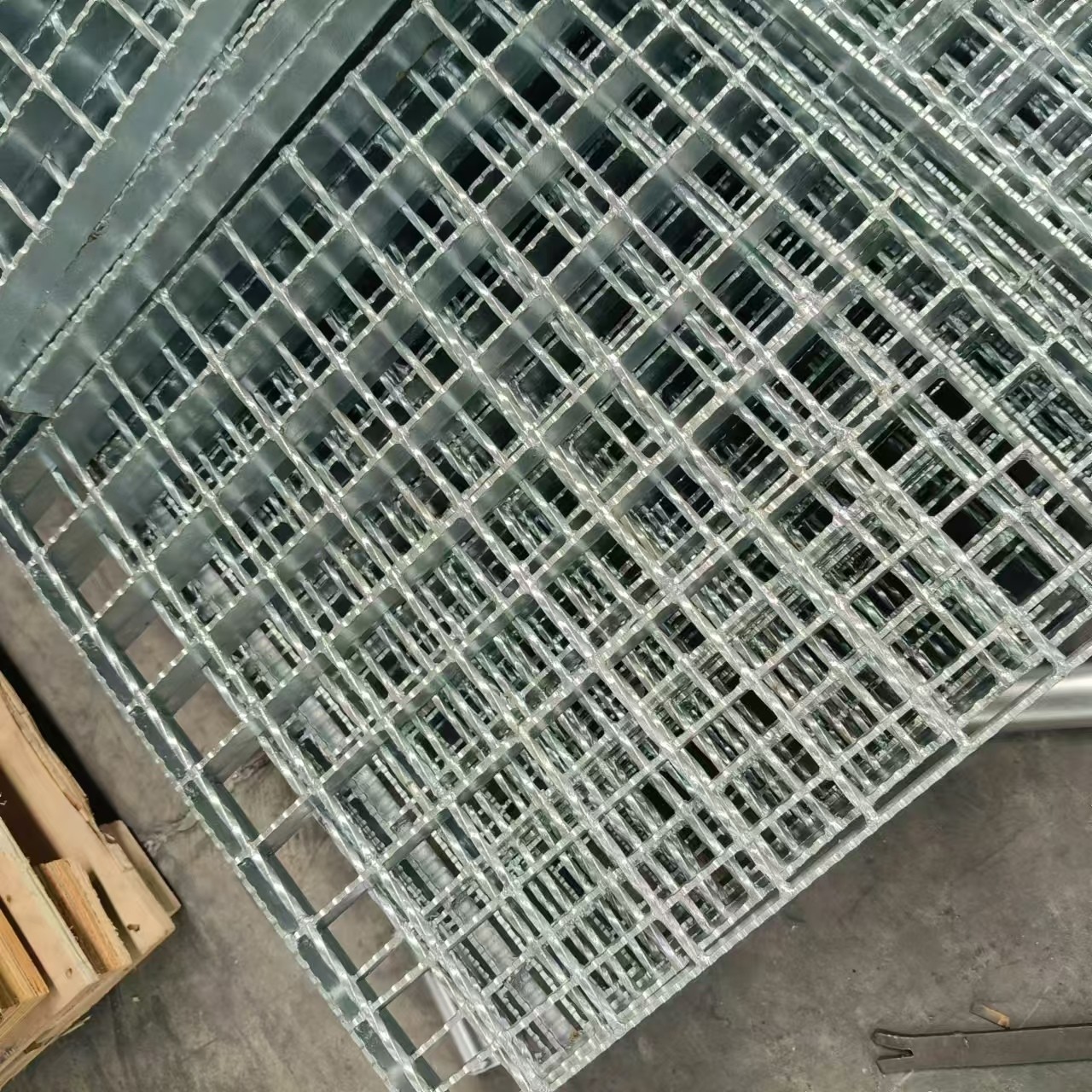 properties of products Steel grid has a variety of excellent