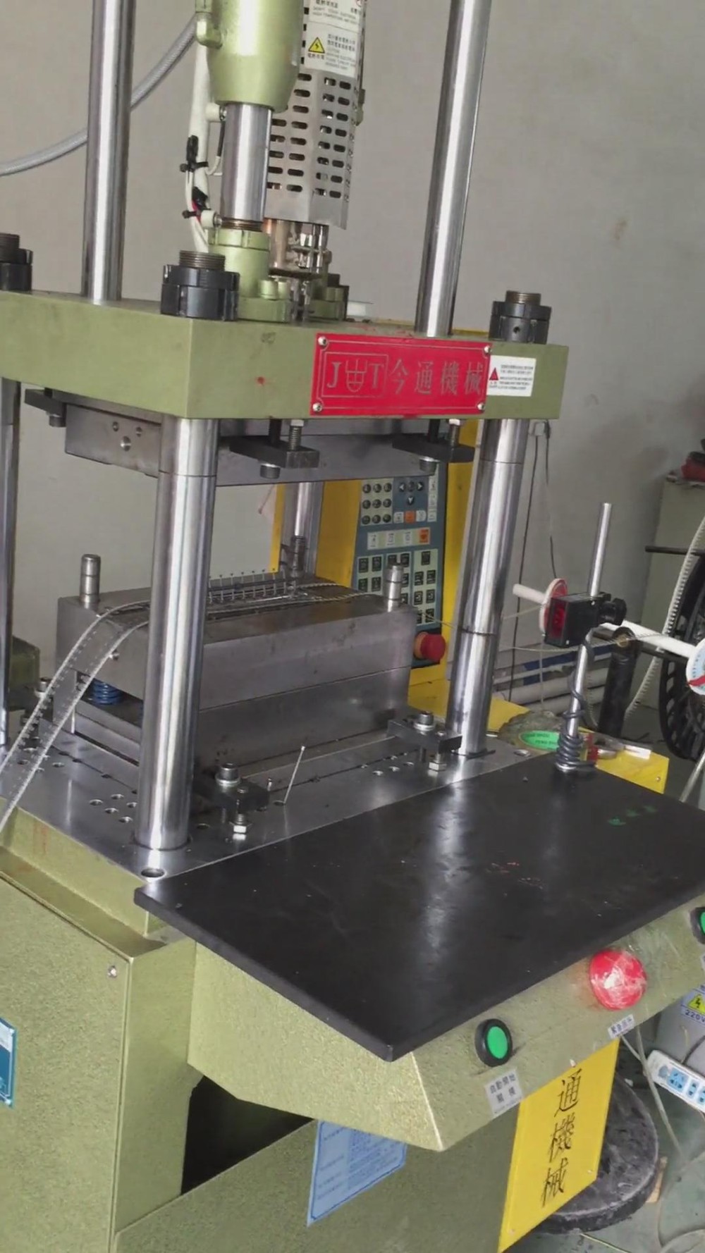 20 Ton ABS Hydraulic Vertical Injection Moulding Machine 260mm Distance Between Tie Bars