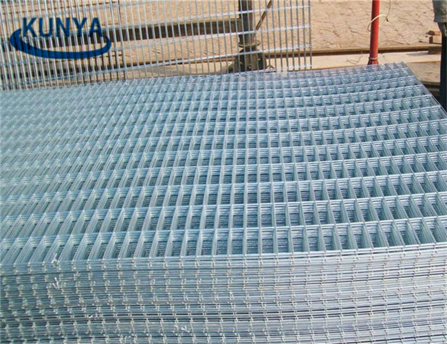 0.7MM 25kg Pvc Coated Welded Wire Fence Mesh Roll 20kg Roll Hole