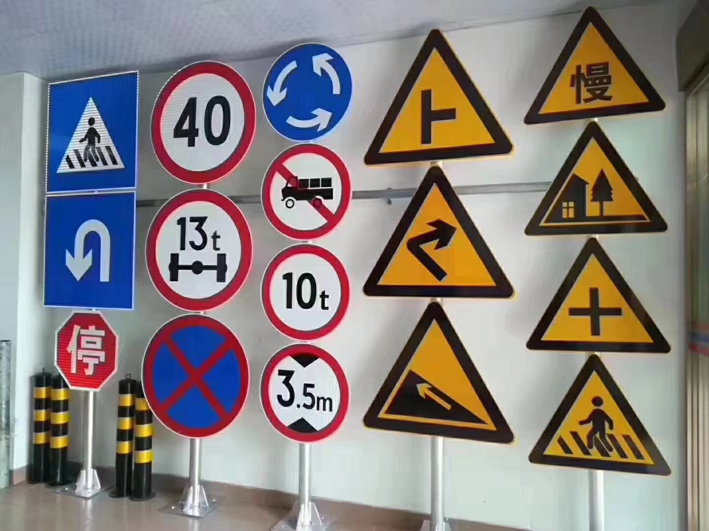 Yellow Display Customized Aluminum Reflective Vinyl Spring Up Road Safety Traffic Sign