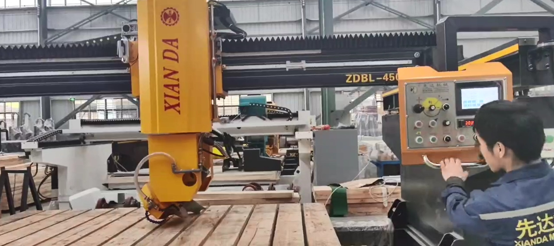 PLC Integrated Bridge Cutting Machine With 0-85° Tilting Angles For Slabs