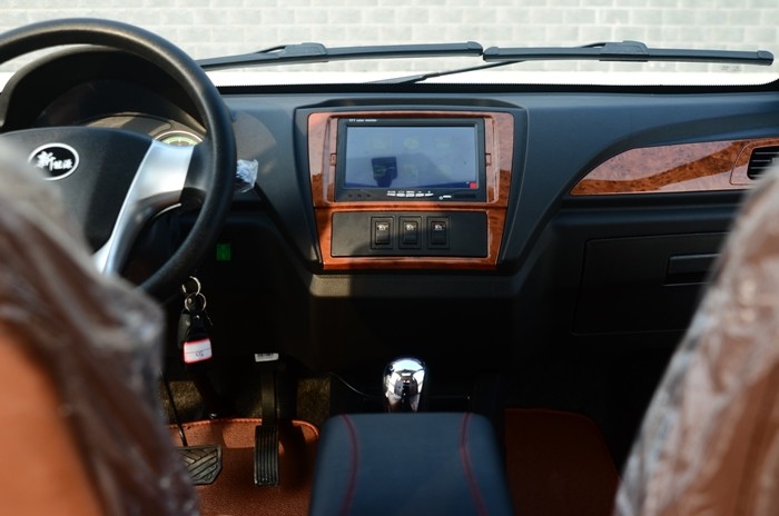 Popular Fully Electric Cars With 4 Leather Seats White Color F/R Brake Style