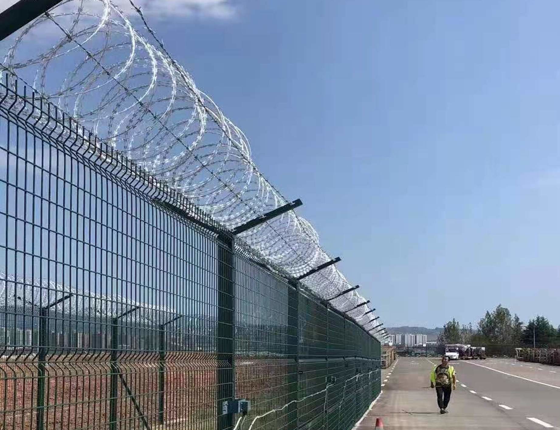 Galvanized Spiral Cross Razor Blade Fencing Wire Ink Green Razor Barbed Wire