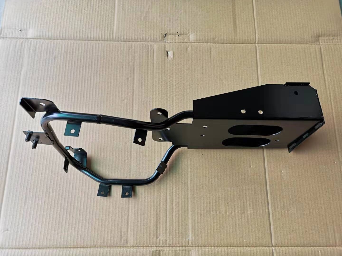 Iron ISUZU Body Parts Left Side Headlamp Bracket 8981214154 For Head Light Installation