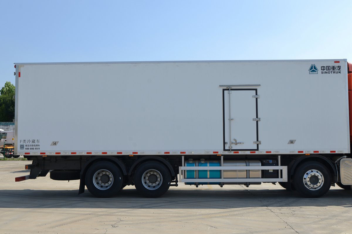 Sinotruk ZZ5326 Refrigerated Truck Displacement 13020ml White Three-Door Freight Refrigerated Truck