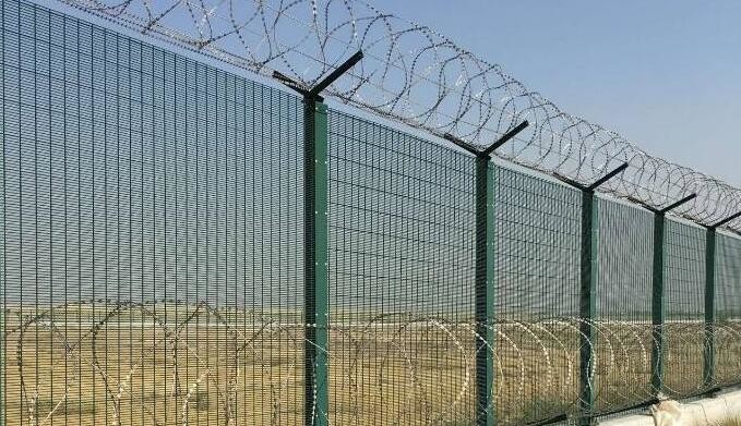 Powder Coated 3.5mm Anti Climb Fencing 358 Prison Mesh Security 2.4m Height