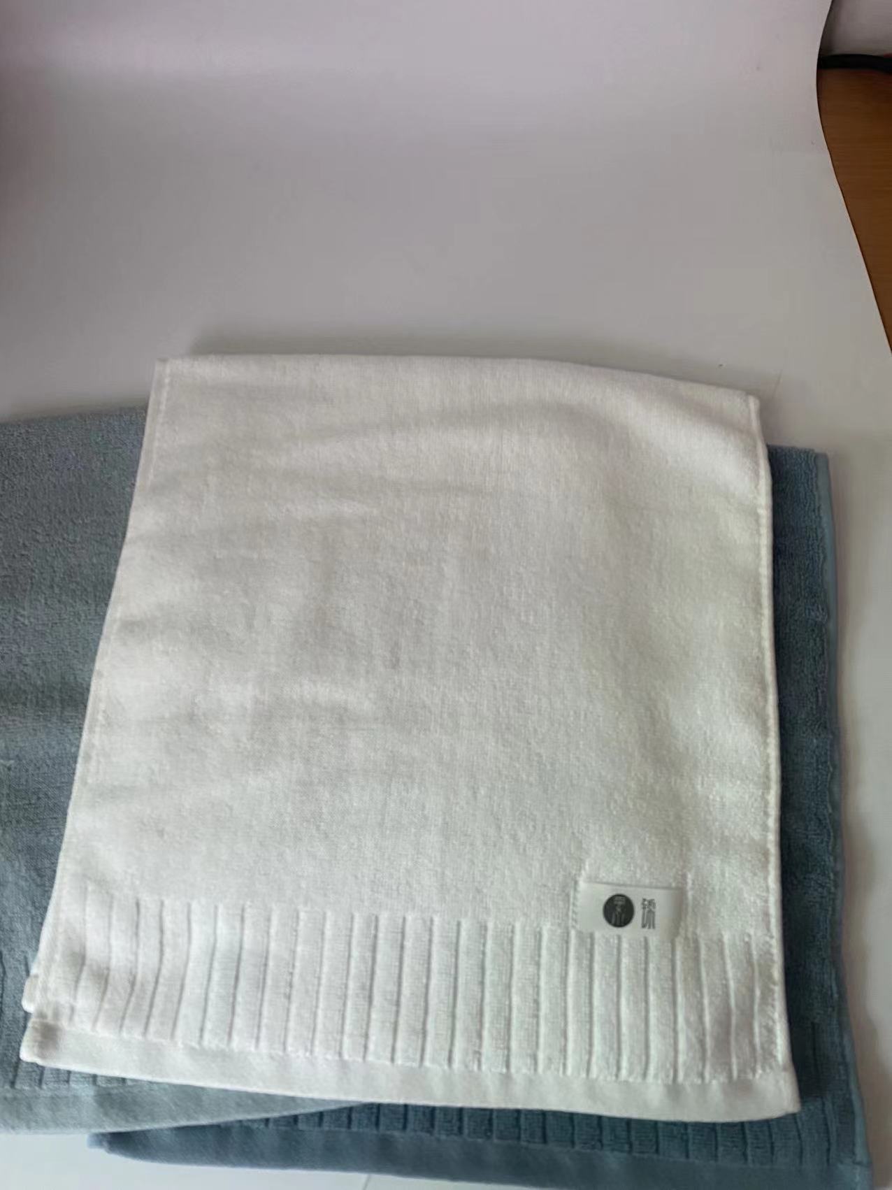 Soft and plush cotton bath towel with double-sided extreme strand plain striped design