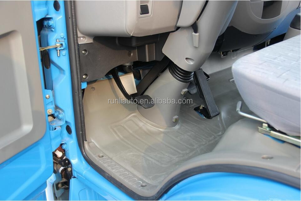 Dongfeng 6 Wheels Light Cargo Truck 102HP Euro 3 Emission Level