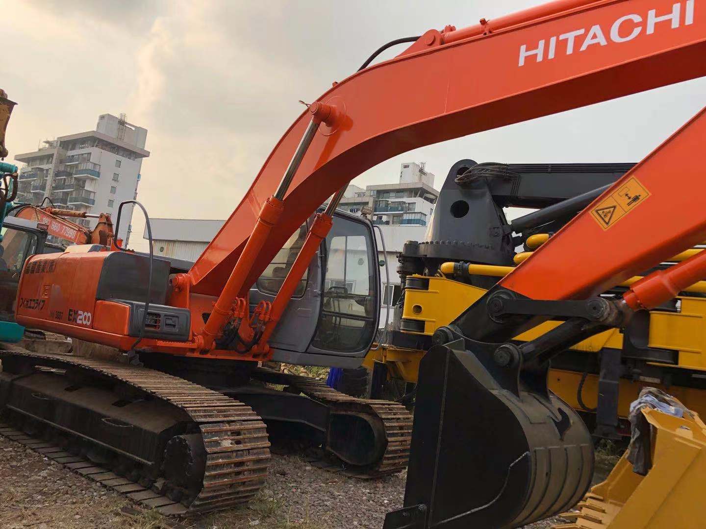Red Hitachi EX200-5 Excavator 20 Tons Isuzu Engine 3293 Working Hours 90% Undercarriage