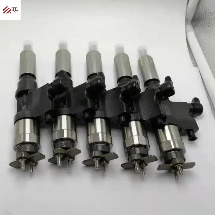 095000-8900 095000-8901 095000-8902 095000-6373 Isuzu Crawler Excavator Fuel Injector