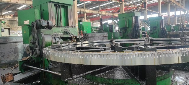 Construction Excavator Crane Roller Swing Gear Slew Drive Slewing Ring Bearing for Solar Tracker Mining Metalworking ind