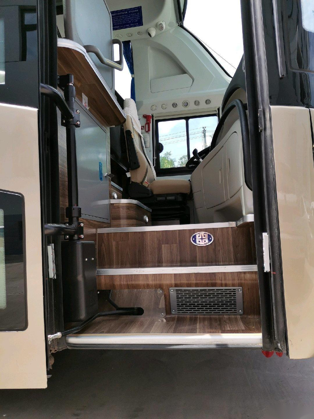 Used Zhongtong Bus LCK6119 50 Seats 2019 Big Capacity Compartment Euro V 336kw Aiebag Chassis