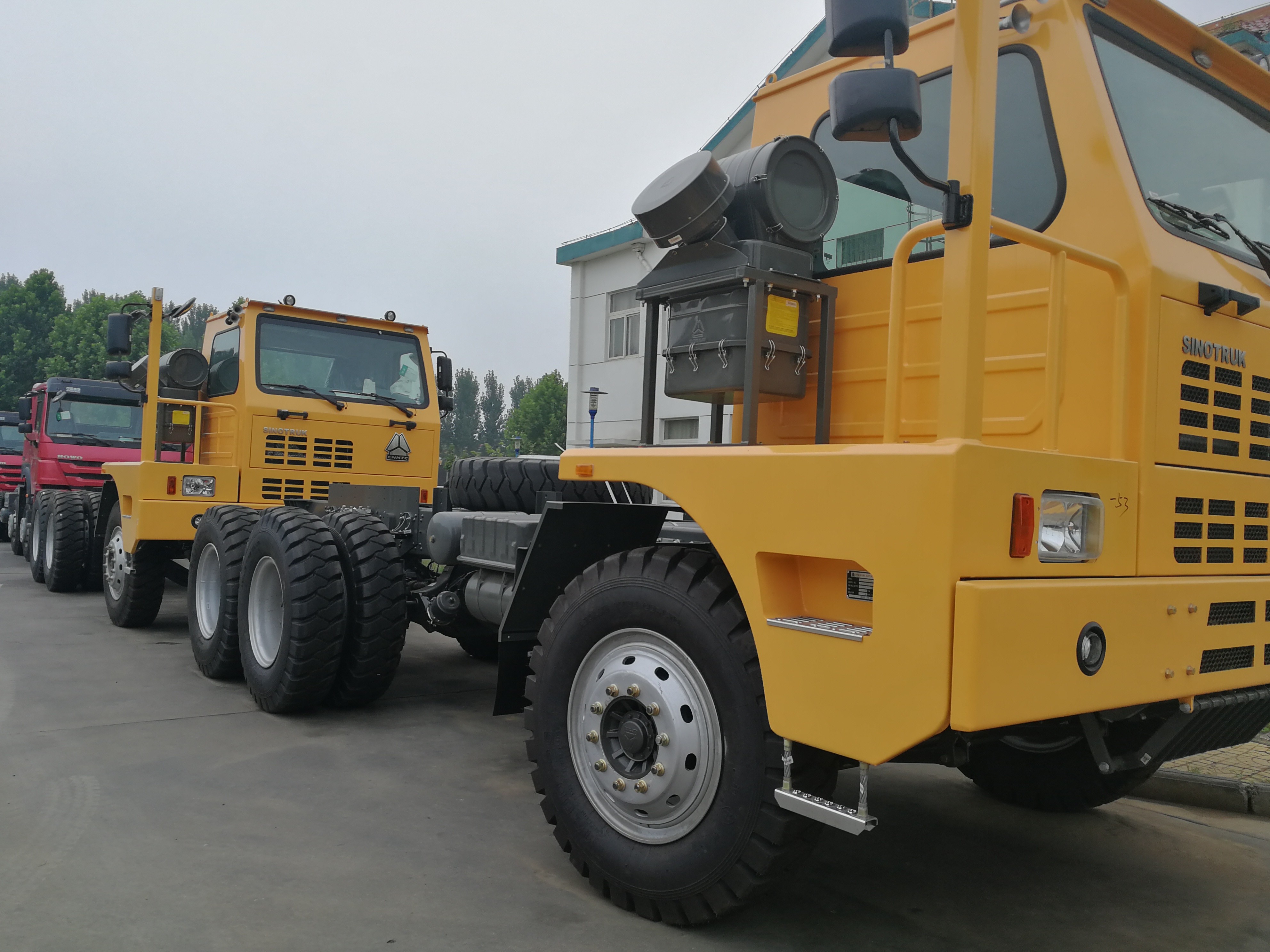 336hp Red Left Hand Drive Dump Truck 6x4 Sinotruk Howo7 Brand URO II Emission