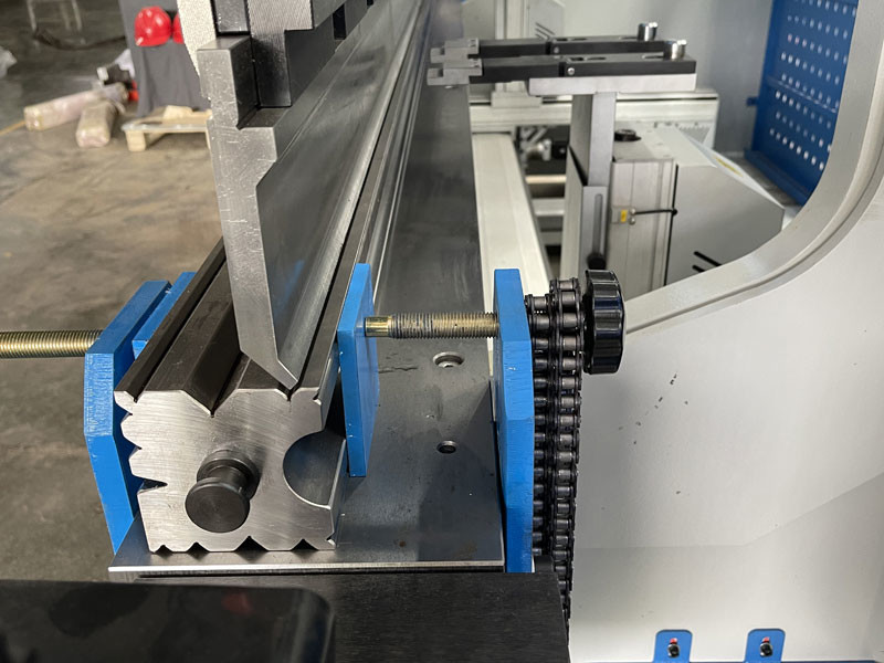 Hydraulic CNC 8 +1 Axis Press Brakes Electrohydraulic Press Bending Brake For Special-Shaped Workpieces