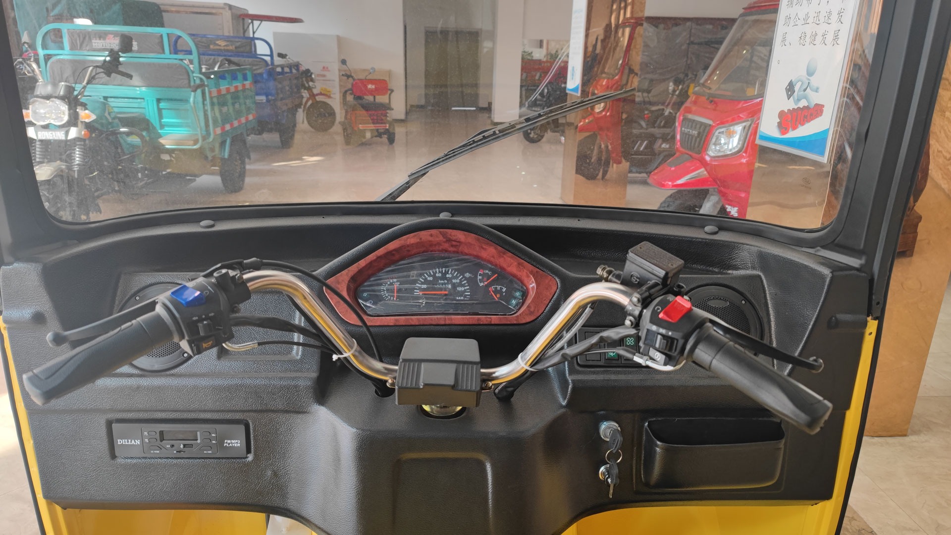 Three Wheeler Auto Rickshaw for 6 Passengers Grade Ability ≥25° and Tire Size 4.5-12