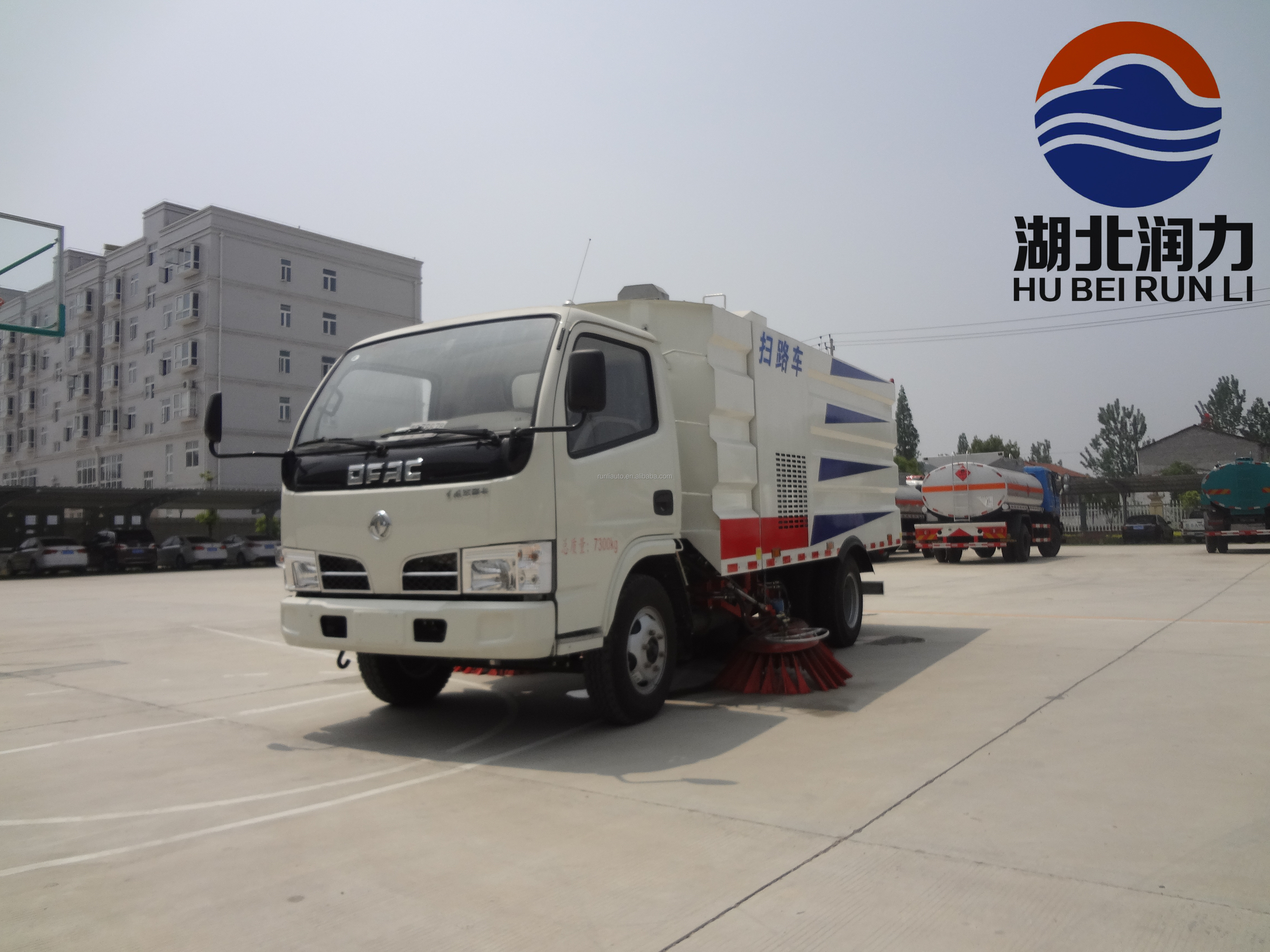 DFAC 4x2 RHD Euro III Road Sweeping Truck for Road Surface Cleaning