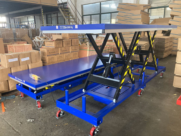 Mobile DC Battery Powered Tandem Scissor Lift Table Transferring Bulky Heavy Item