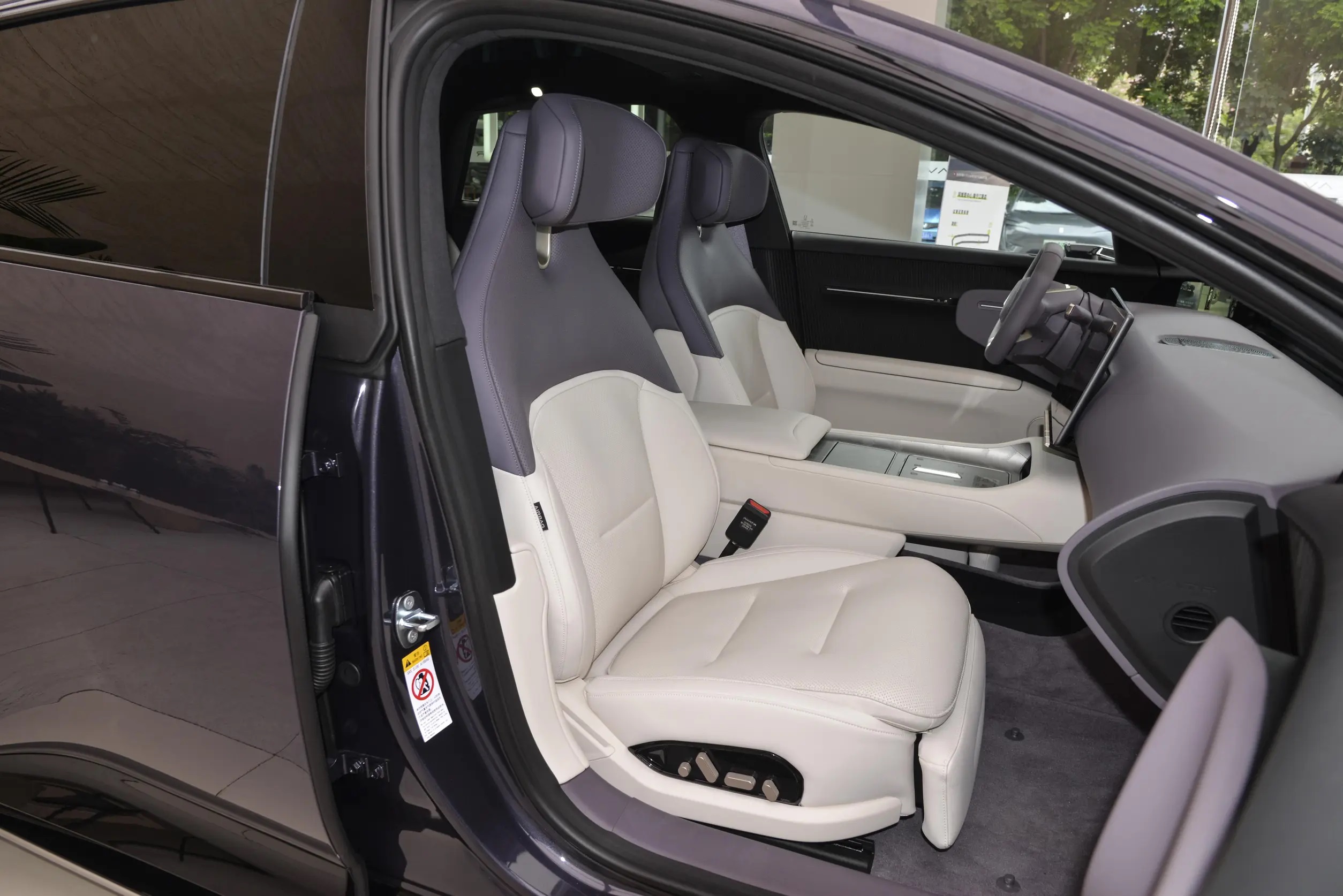 Fuel Electric 100% Avatr 12 2024 Single Motor 5 Seater Sedan 700KM Range Ternary Lithium Battery Energy Vehicles Changan