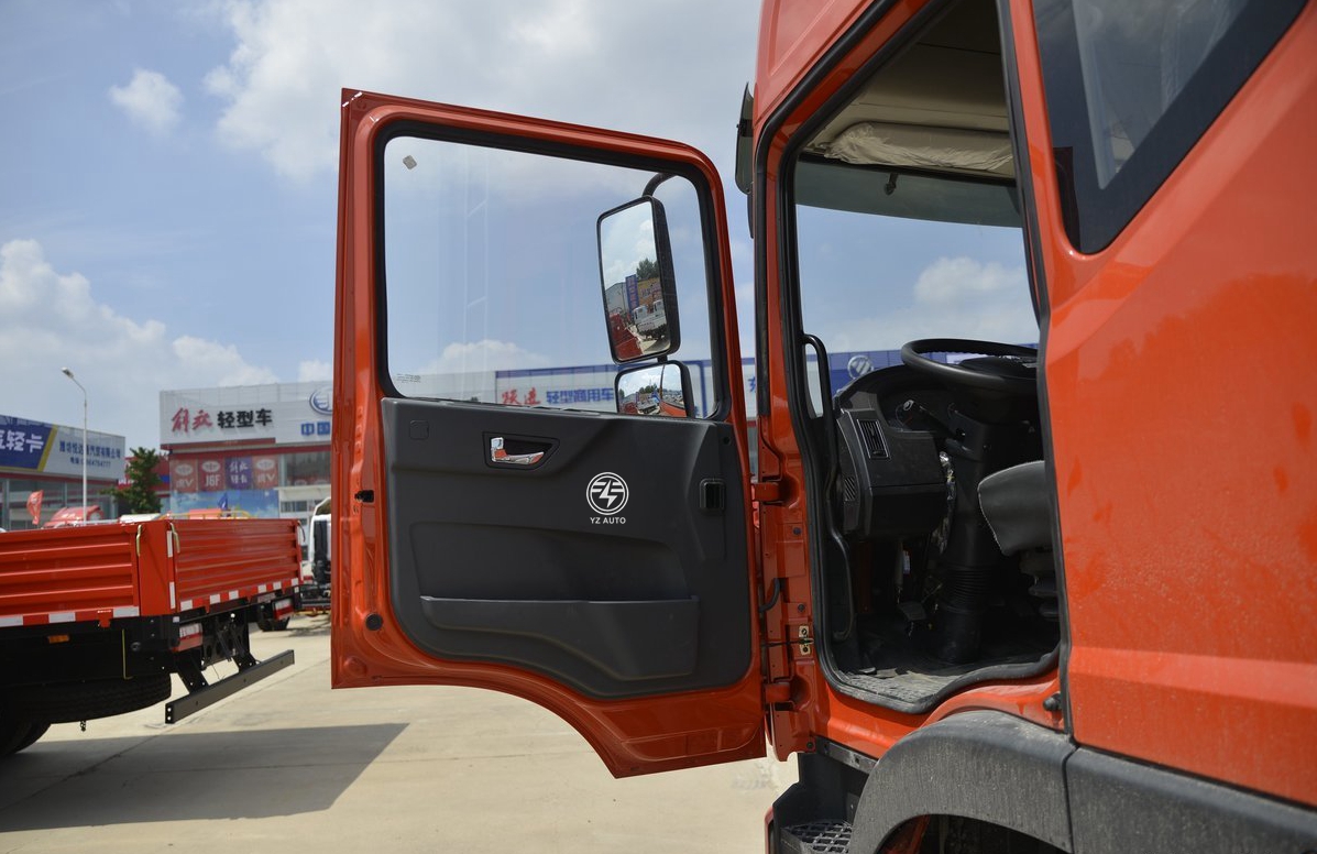 5600mm Wheelbase Dongfeng 4X2 Refrigerated Truck For Vegetable Transport Efficiency