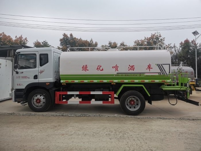 Dongfeng 12 Cubic Meter Yuchai 200 Horsepower Engine Fast 8 Gears Electric Doors and windows 295 Vacuum Tires Water Truck