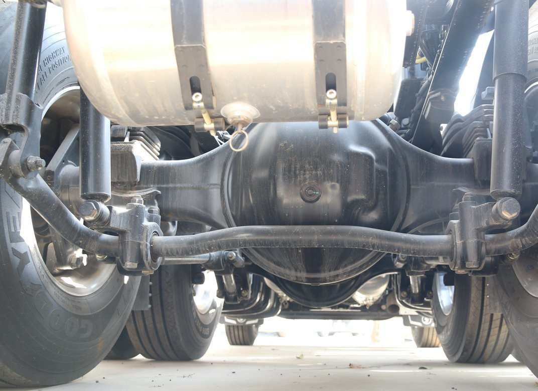 Trailer Head Truck White Color 6*4 Shacman H6000 Cummins 490hp Engine 10 Tires Leaf Spring