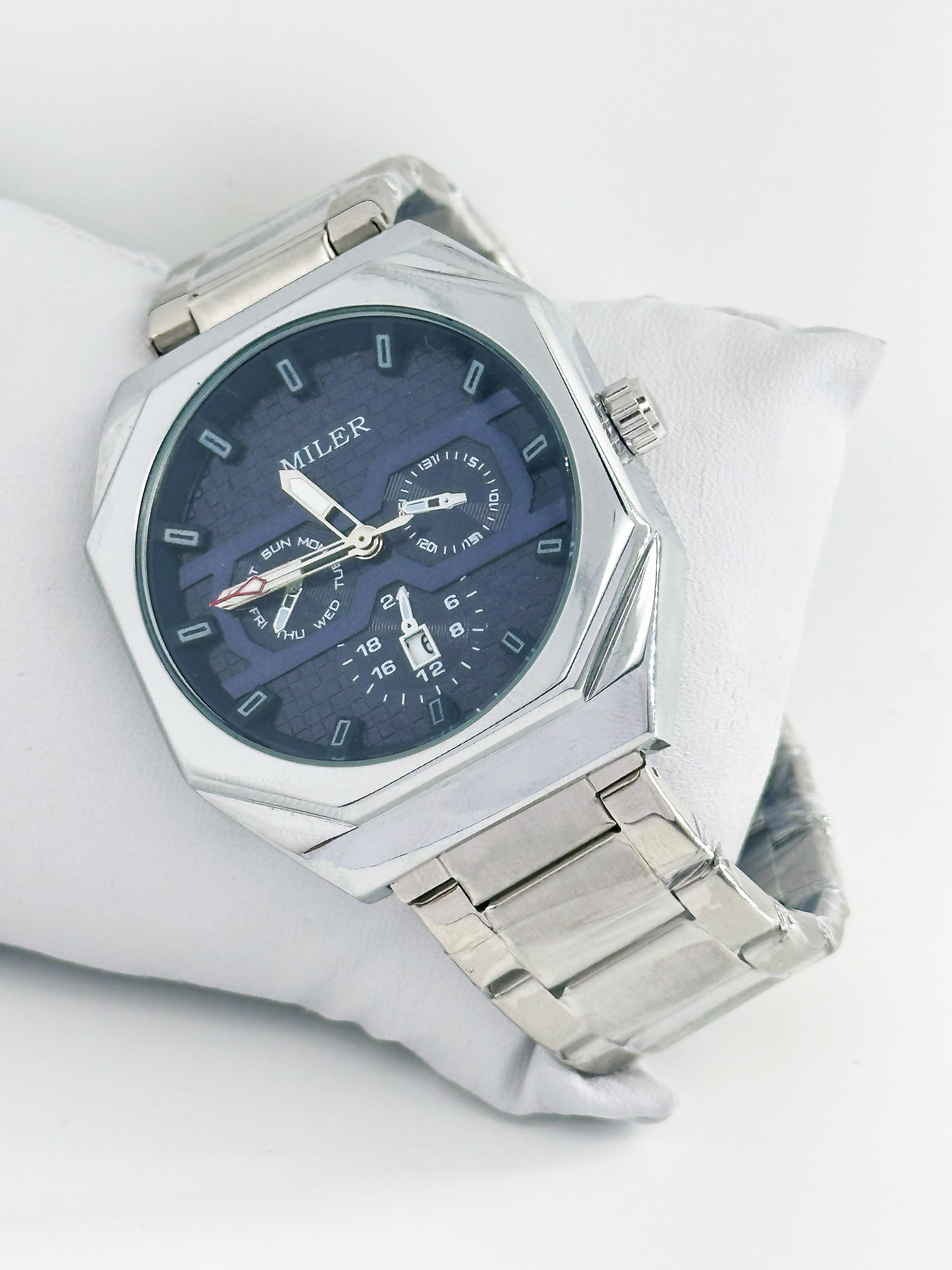 Round Quartz Business Watch With Date Display And 30m Water Resistance