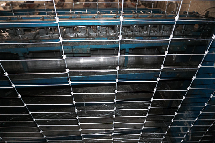 Unbeatable Livestock Control Galvanized Wire Mesh Cattle Fence with Metal Frame and 10/15/20/25cm Vertical Wire Spacing