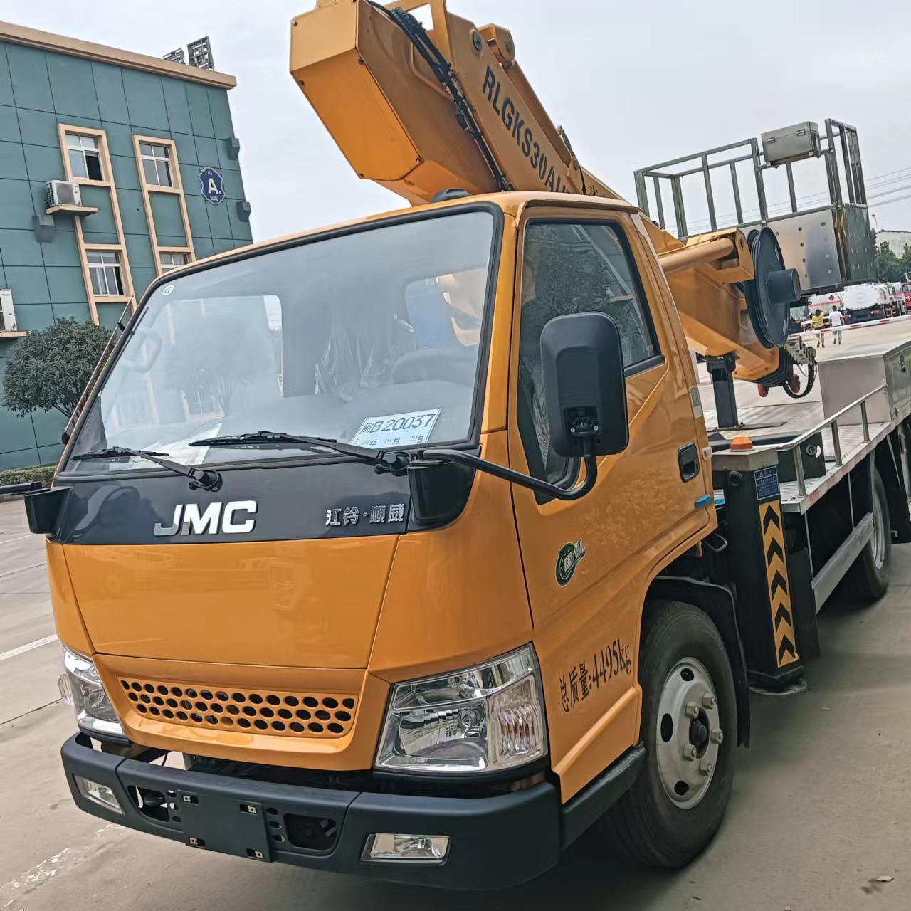 JAC 6 Retractable Sections Holding 2men Aerial Platform Truck 50m High Altitude Operation Truc