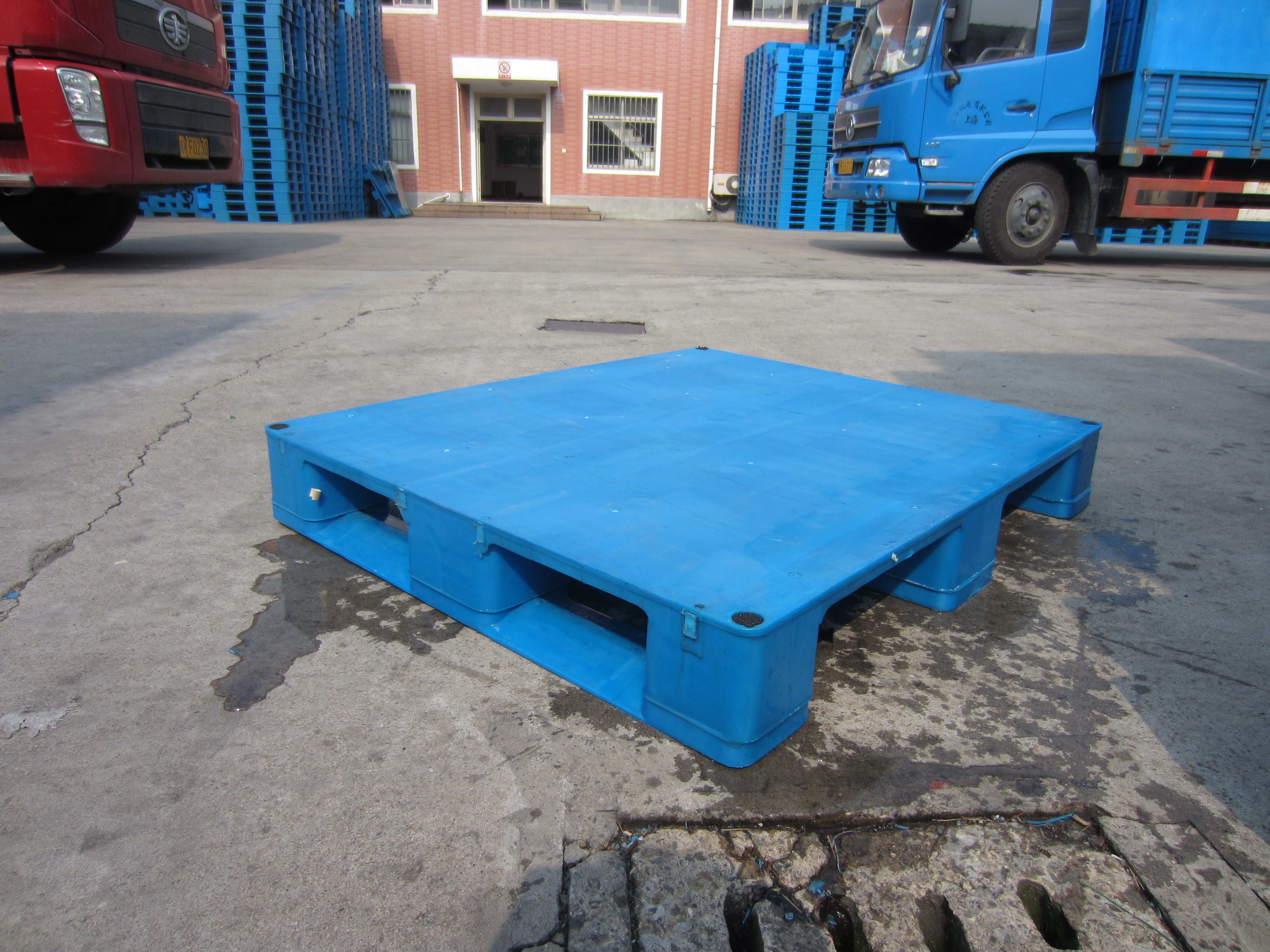 Anti-slip warehouse 4 way entry standard size durable racking 3 Runners 1200*1000 Plastic Pallets