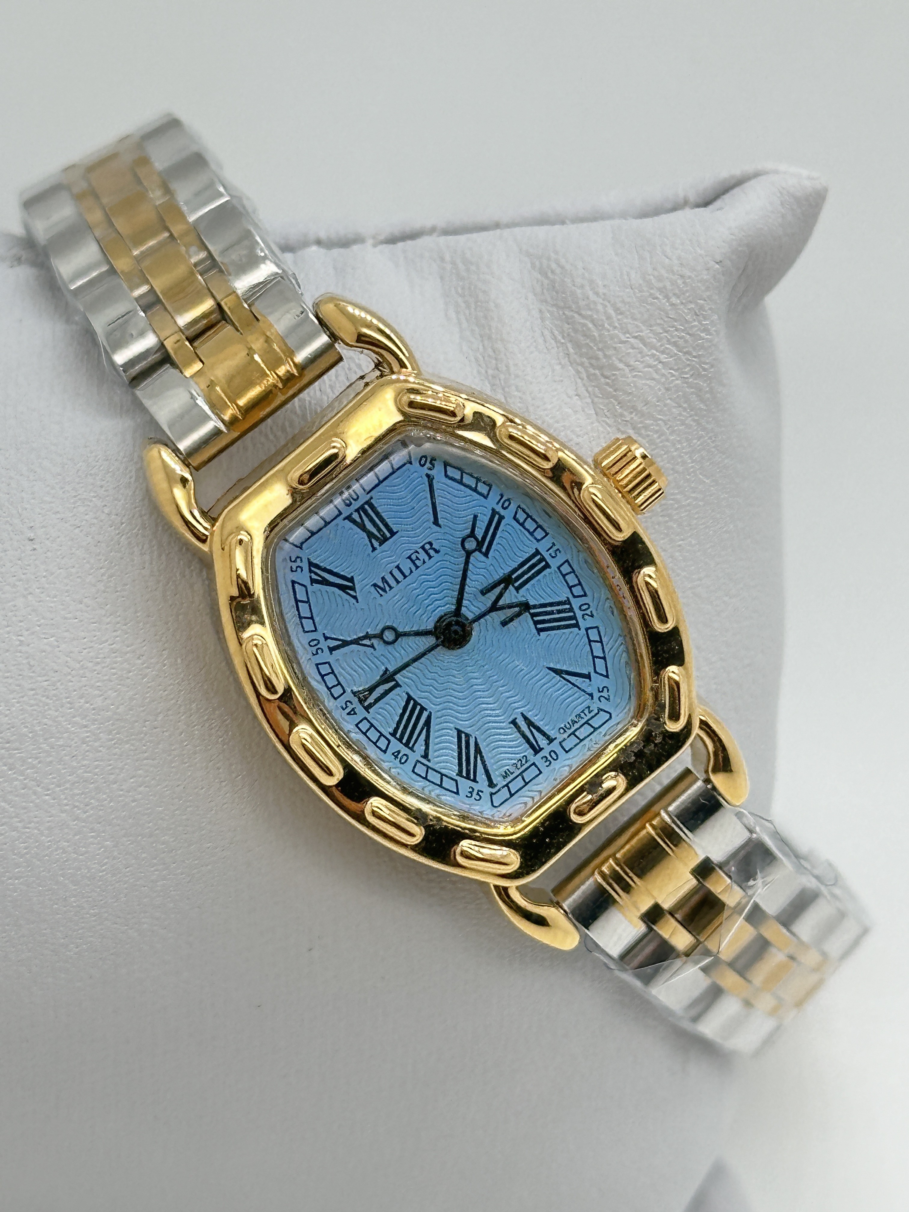 Round Casual Metal Strap Quartz Watch With Luminous Hands Analog Date Display