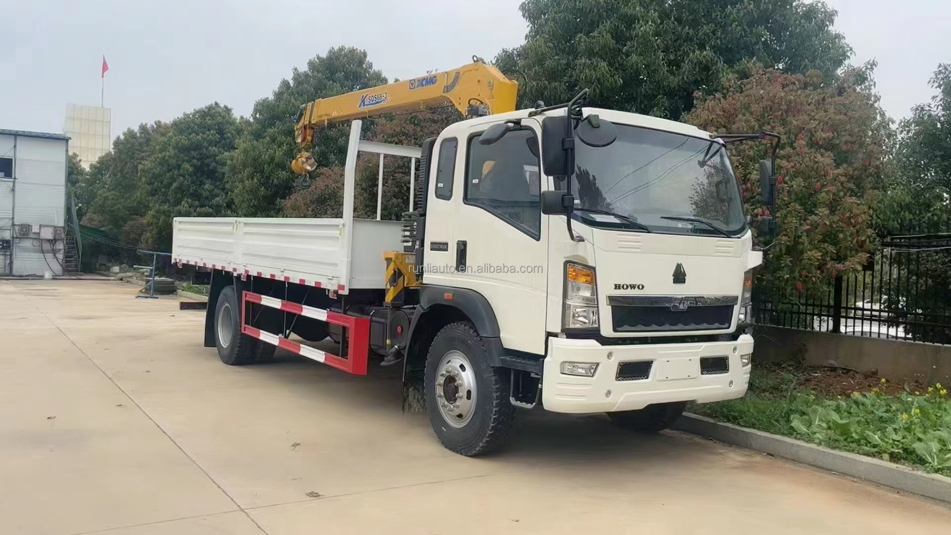Factory Sinotruk HOWO Hydraulic Telescopic Boom Truck Mounted 5 Ton Crane