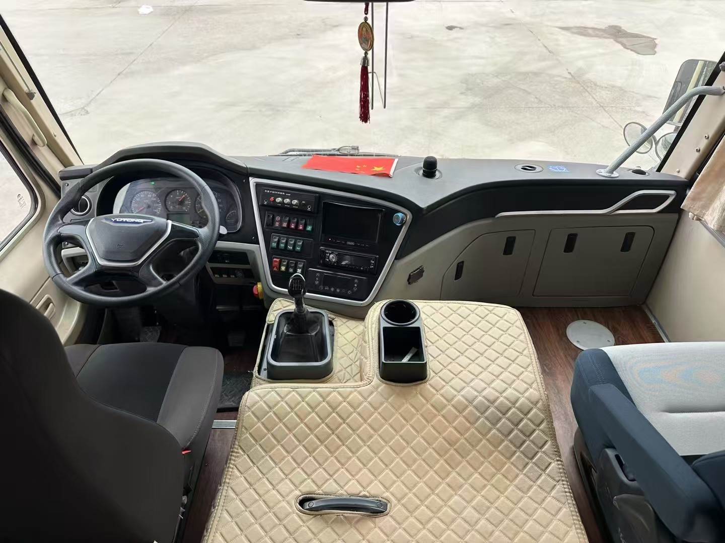 Mid-Size ZK6792D51 Used Bus 25 Seating Capacity 6-Speed Gearbox Extended Sunken Rear Luggage Bay
