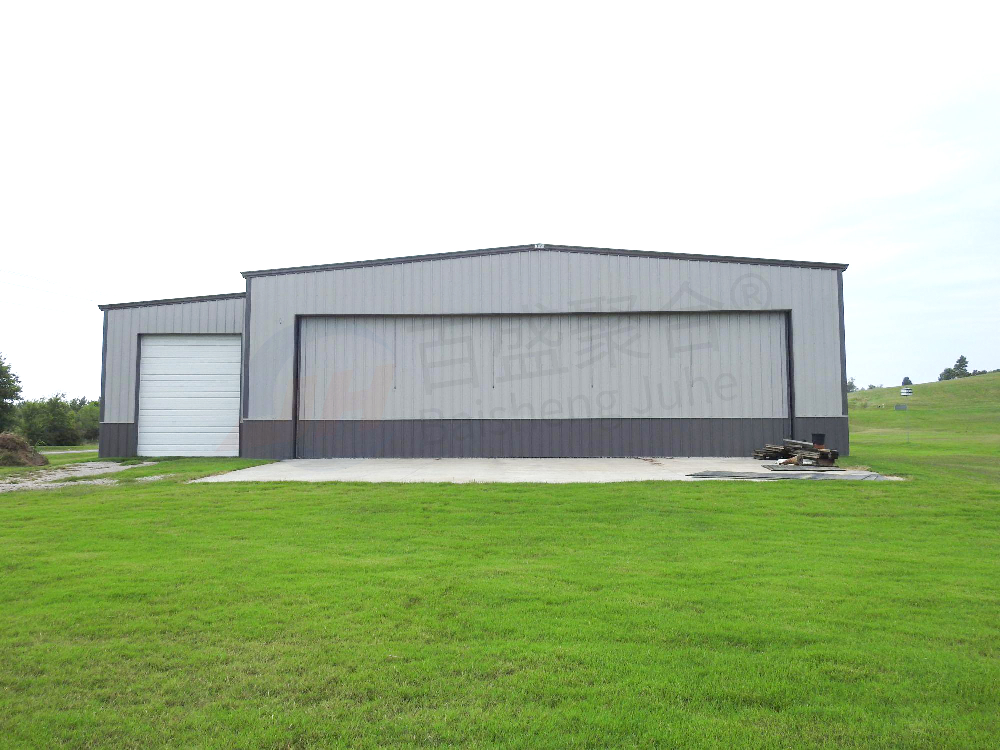 Low Carbon Steel Hangar Workshop Building with Multifunctional Prefab Steel Structure