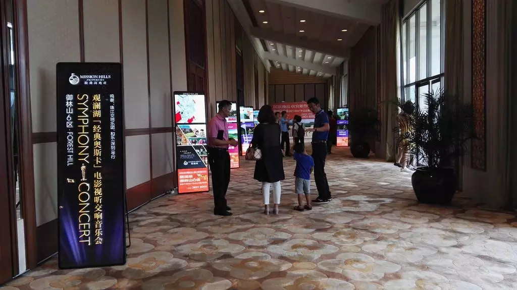 Ultra Thin Aluminum Frame 900 Nits LED Poster Display