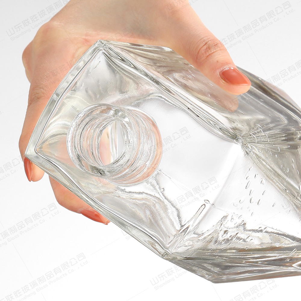 Diamonds Shaped Glass Tequila Bottle 500ml 700ml 750ml for Wine Industrial Beverage