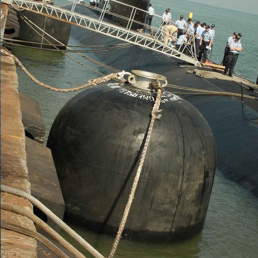 Submarine Vertical Pneumatic Fenders_1
