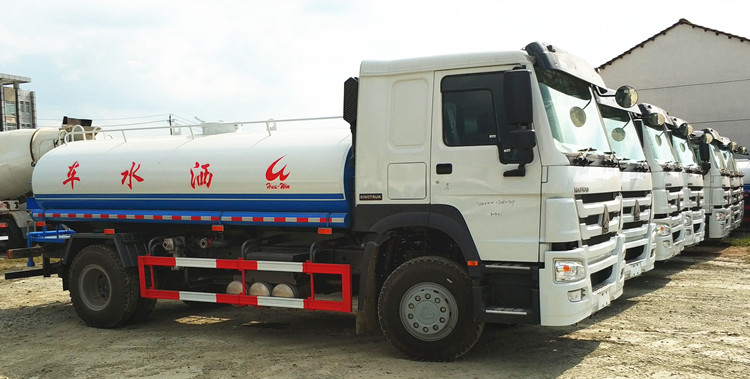 10000 Liters Fuel Oil Liquid Tanker Truck Howo 4x2 6 Wheels RHD / LHD