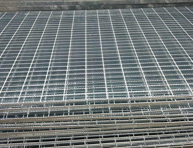 Hot Dipped Serrated Bar Steel Grating 101.6mm Cross Pitch Rain Water Drain Grill