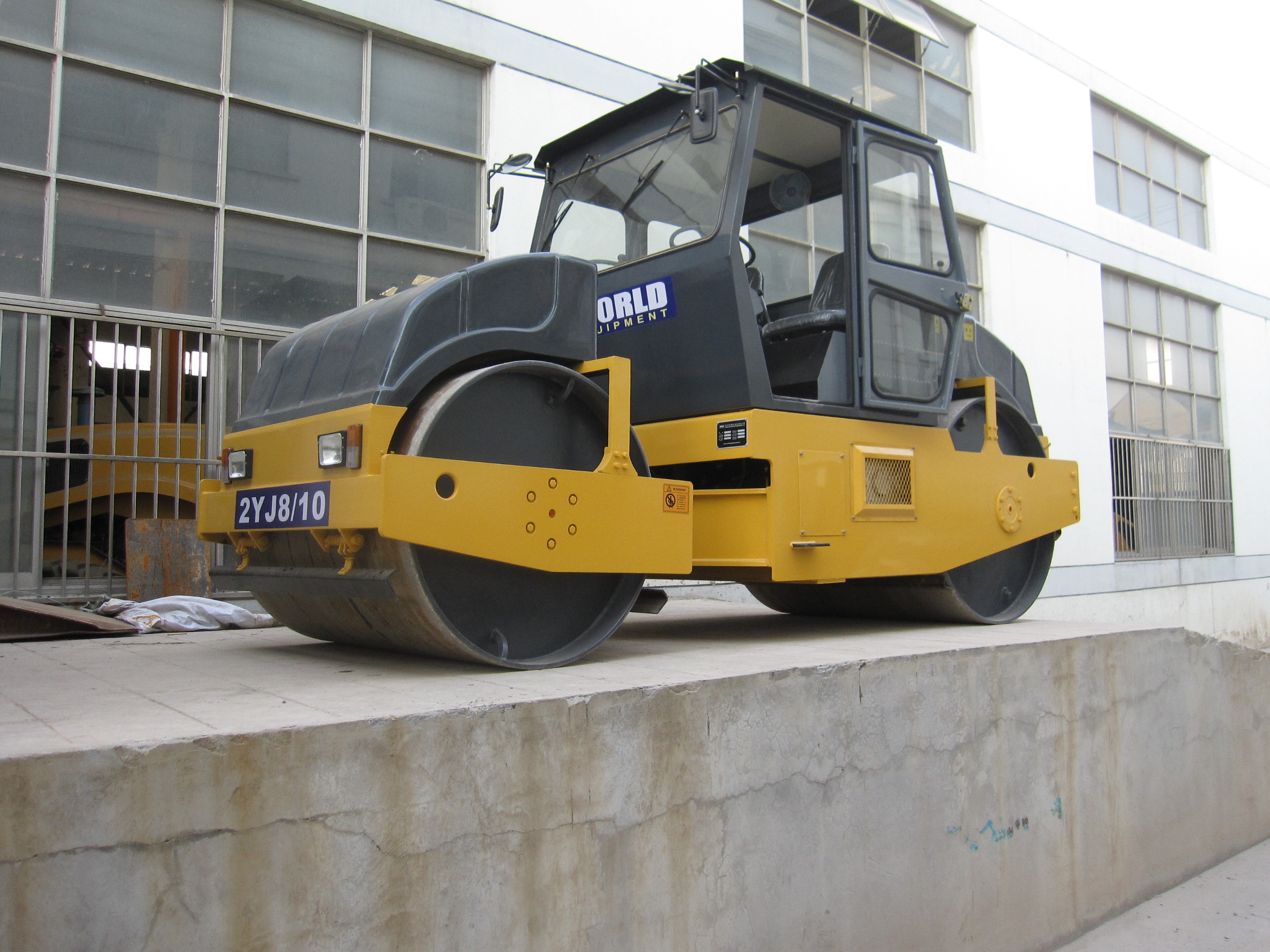 Streamlined Shape Smooth Drum Vibratory Roller Flexible Steering Drum Road Roller