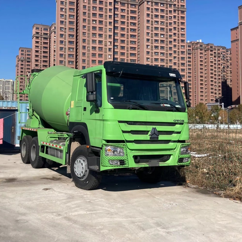 10 Wheels 380HP Sinotruk Mixer Truck 6X4 Driving Type With 12CBM Capacity