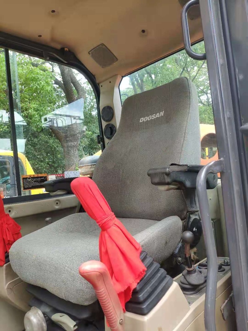 Orange Doosan Excavator 3 Ton 6000 KG 67 Power Low Working Hours