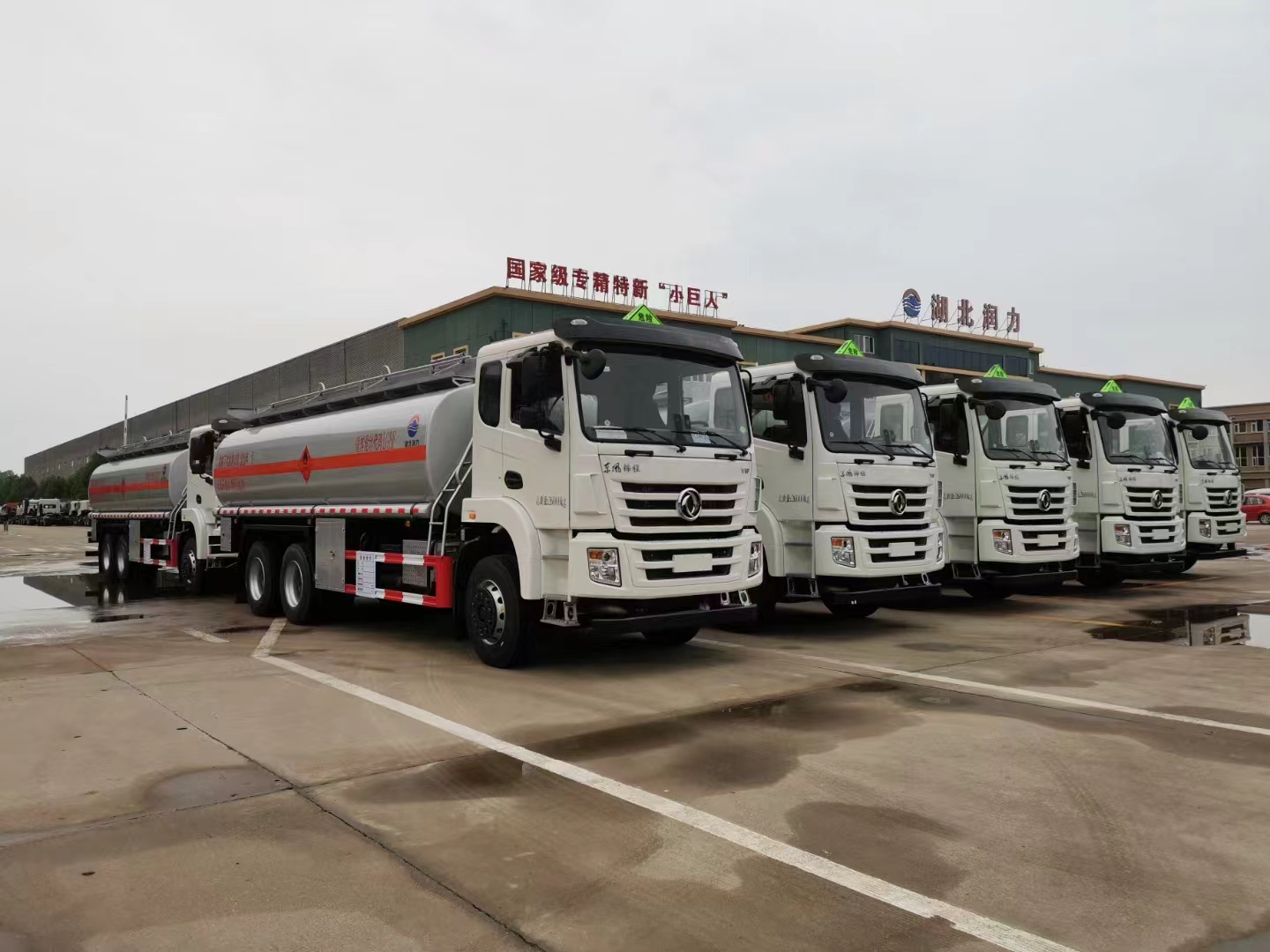 SHACMAN Mobile Refueling Truck/2000L Oil Tank Truck Supplied by Chinese Factory