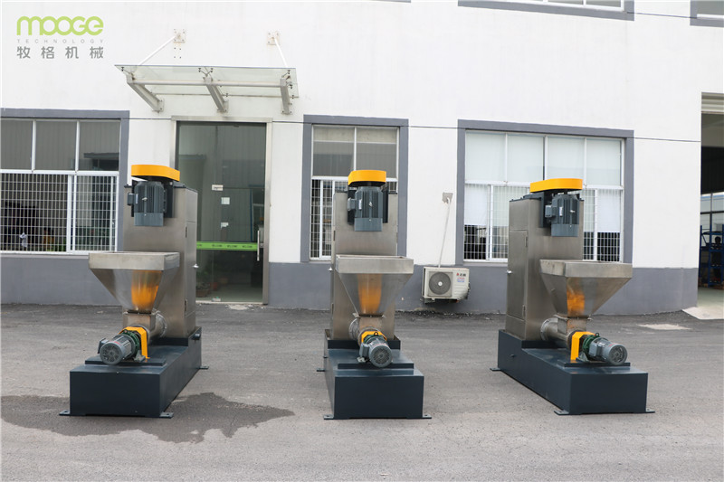 Vertical Friction Dewatering Screw Press Machine High Speed PET Crushing Machine