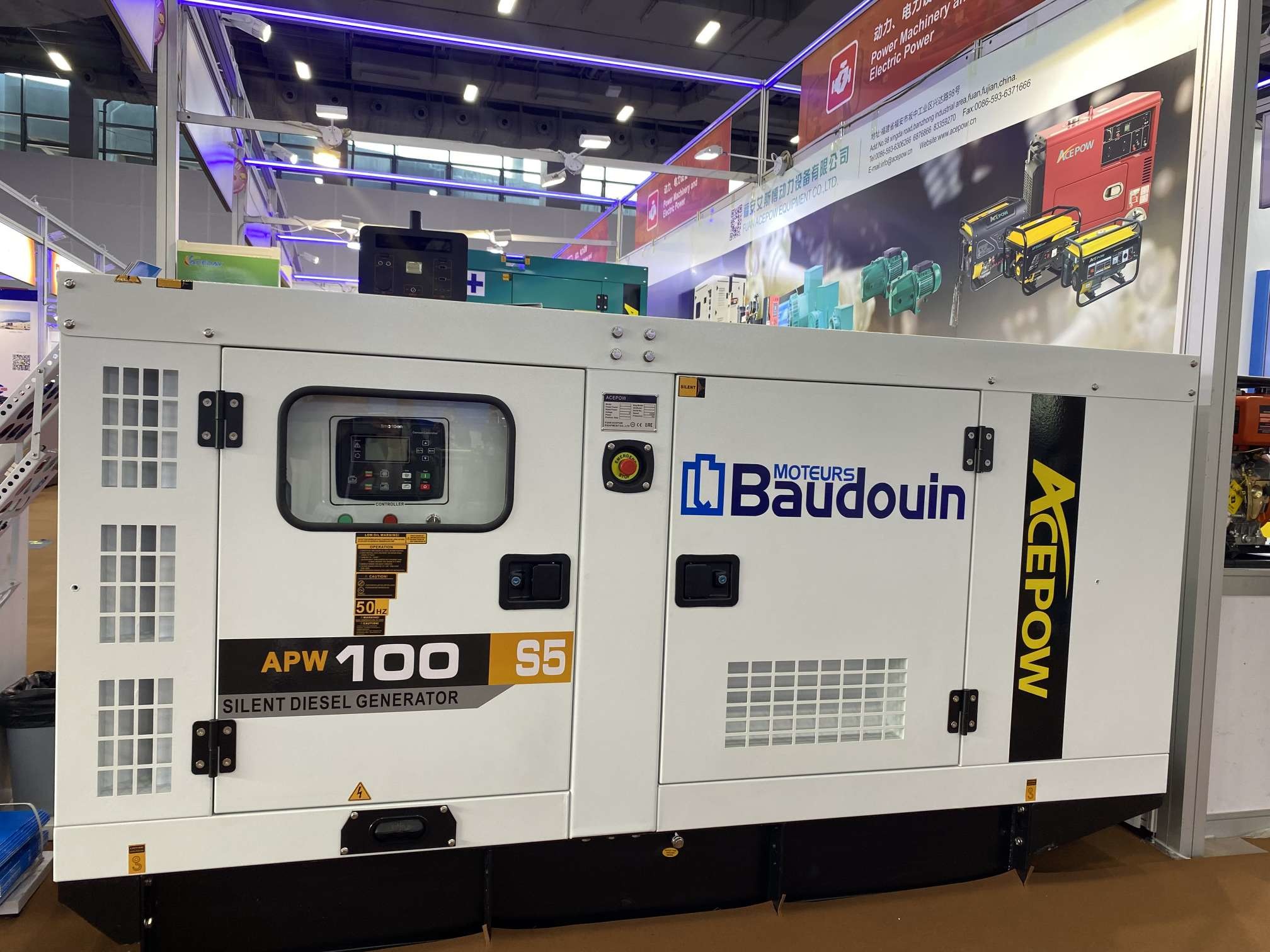 100KW White High-Performance Canopy Diesel Generator Set Durable Reliable Power Cummins Silent