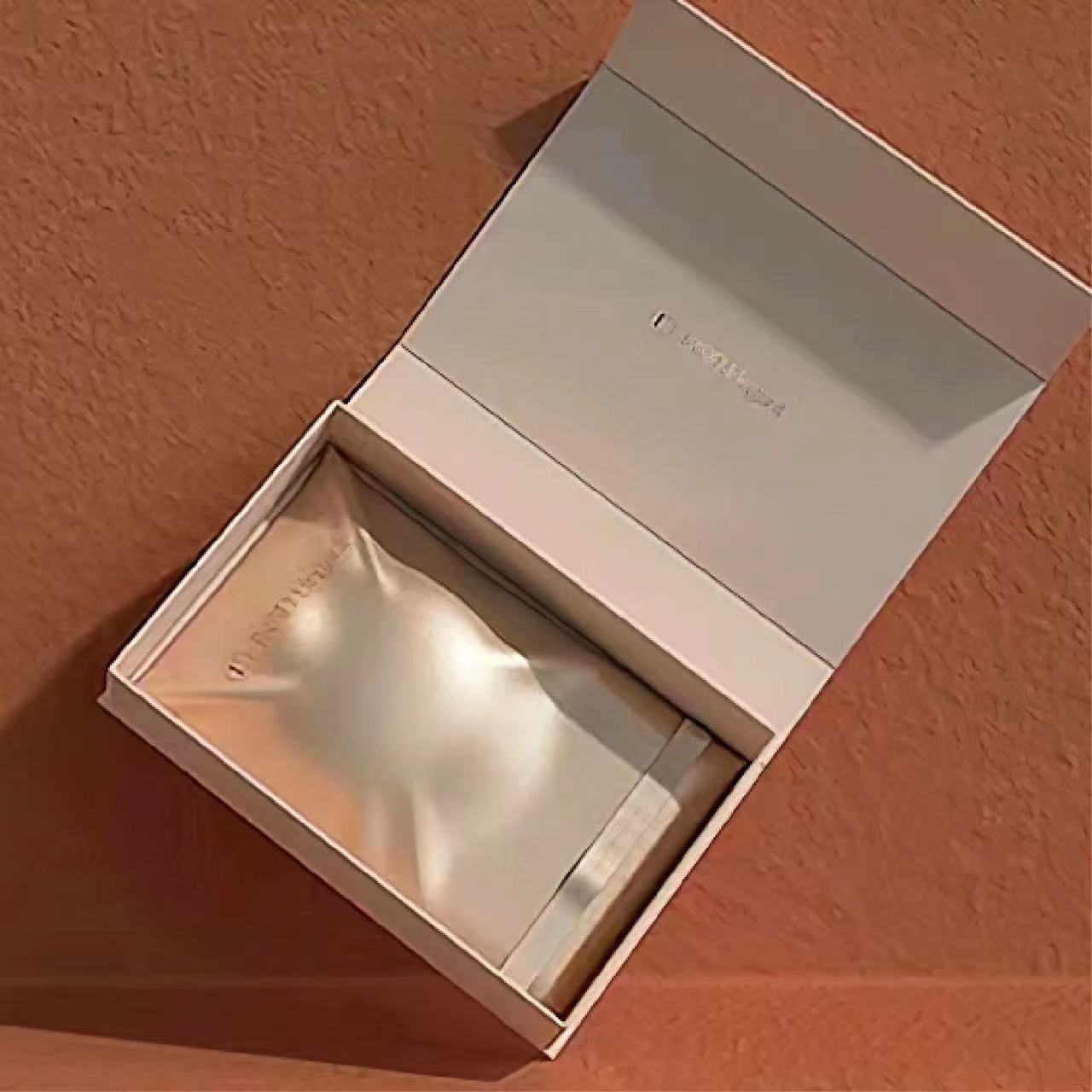 Customized Rigiding Folding Corrugated Express Clothing Mailer Box for Shoes Clothing