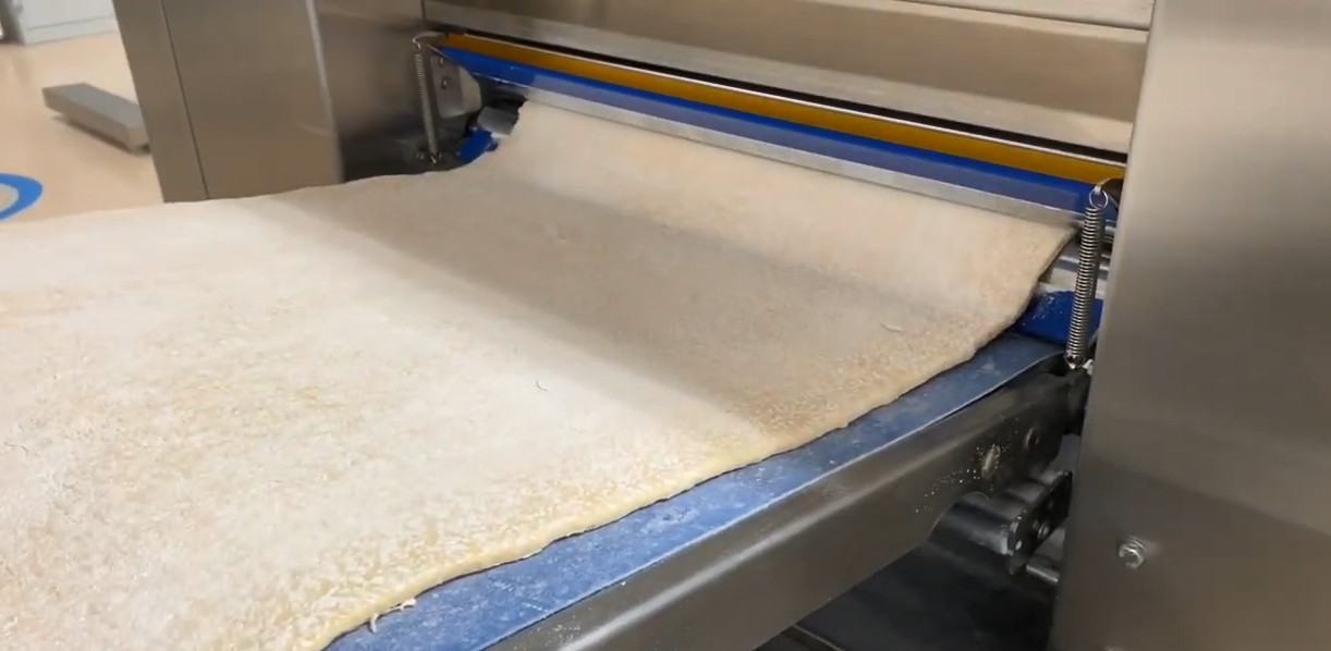 High Capacity Donut Production Line Semi-Automatic Donut Molding Line For Food Factory