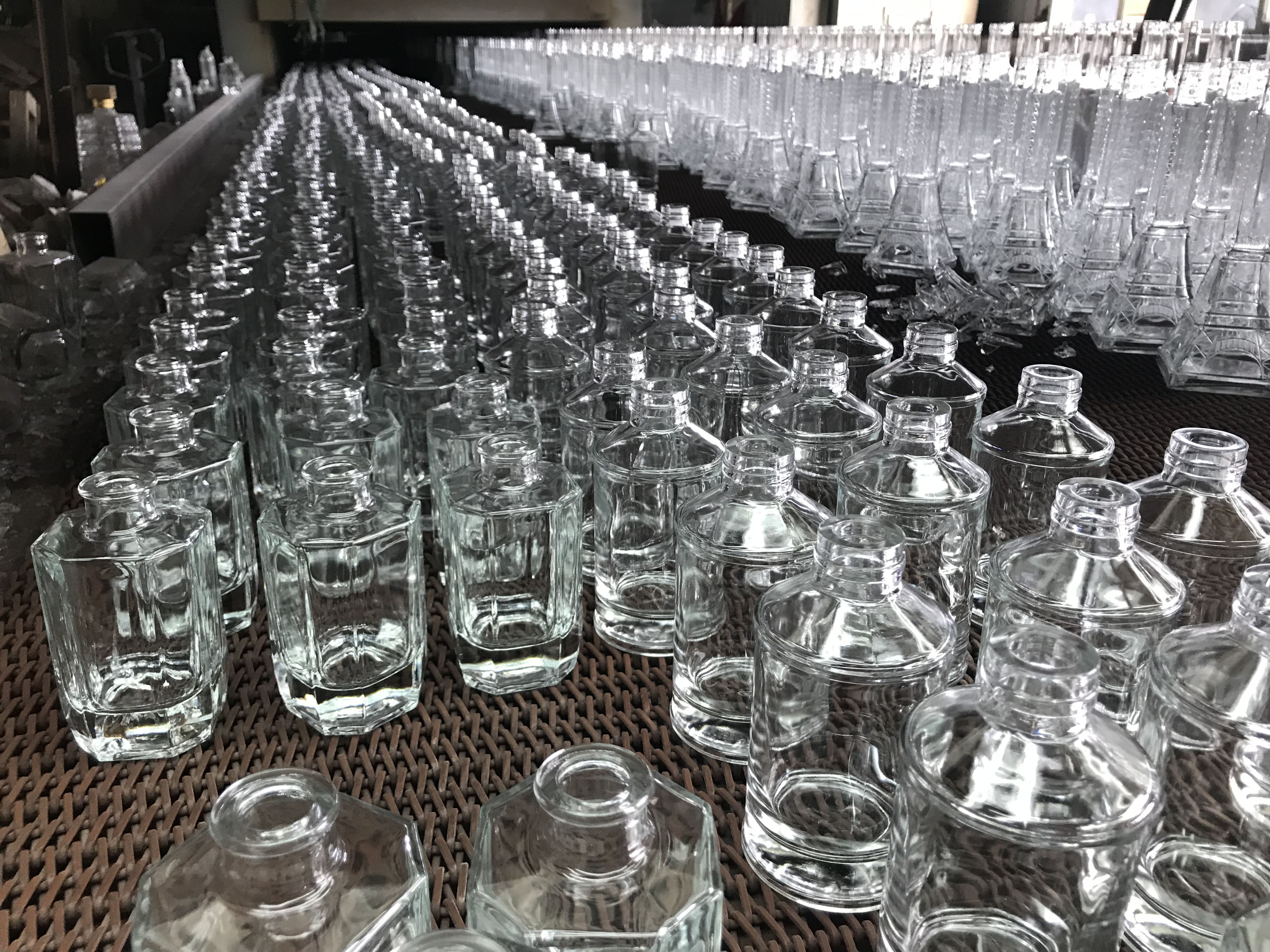 375ml Custom Logo Engraved Tear Drop Shaped Gin Rum Glass Bottle With Corks for Liquor
