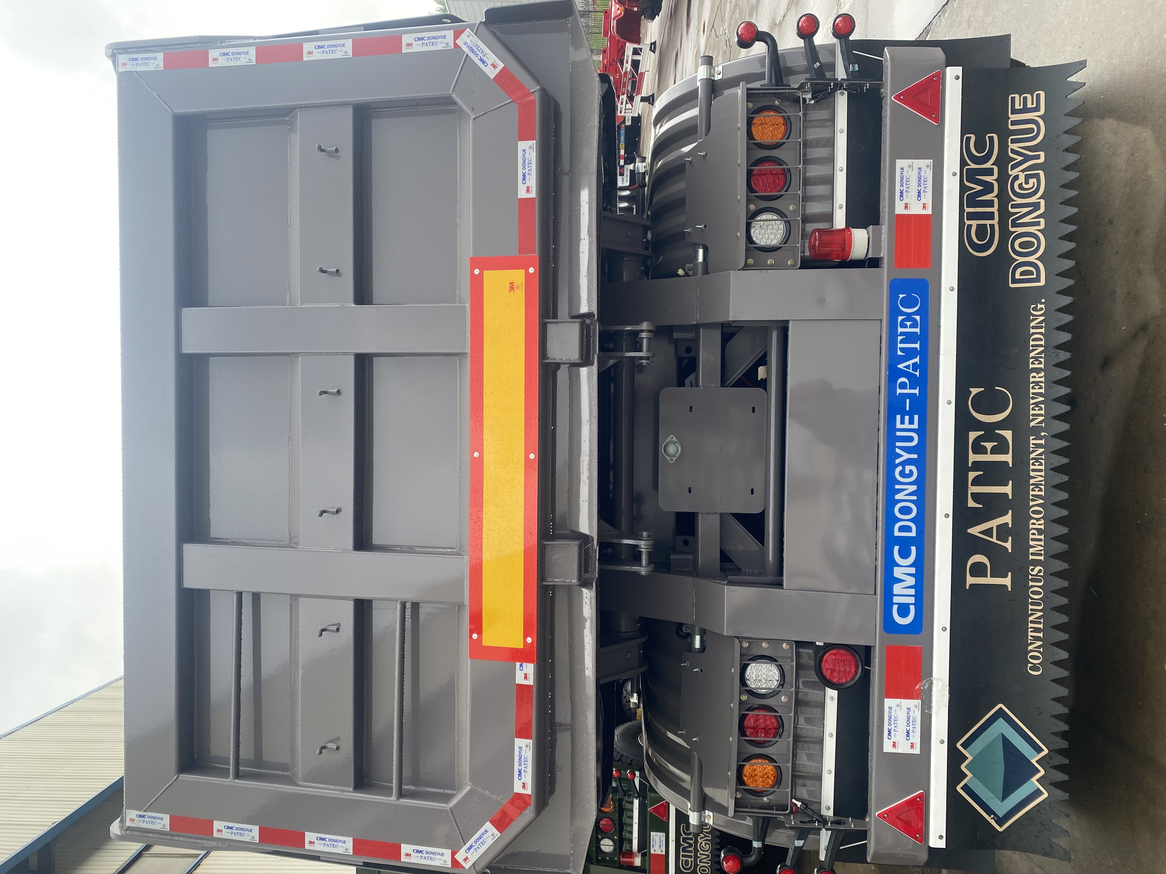 According to the requirements of custom-made earth and sand building materials such as high-strength reverse semi-trailer