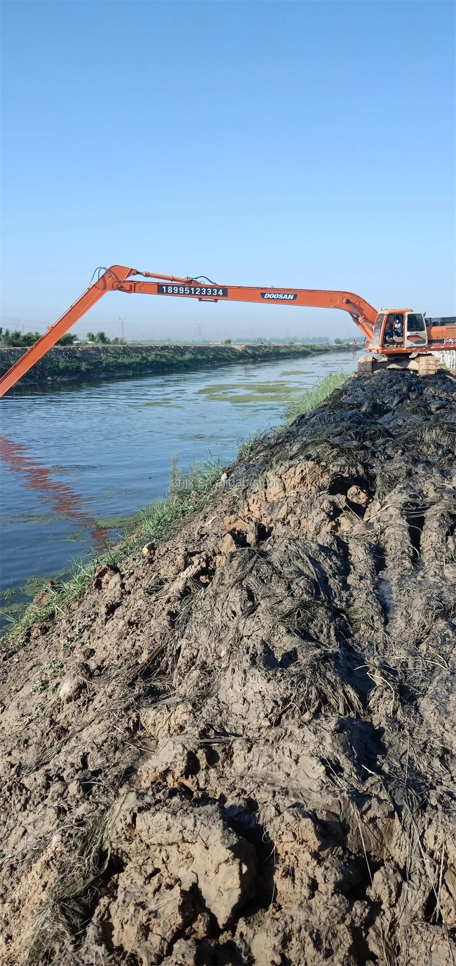 Excavator extension arm and port dredging designed for river dredging